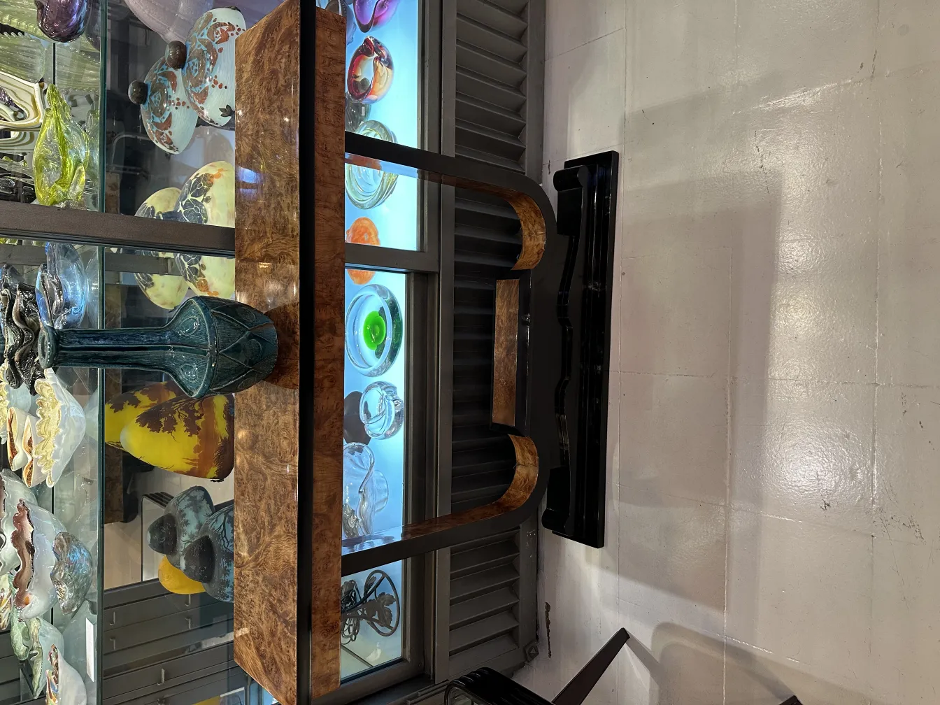 古董装饰陶瓷在展示柜中，复古风格。