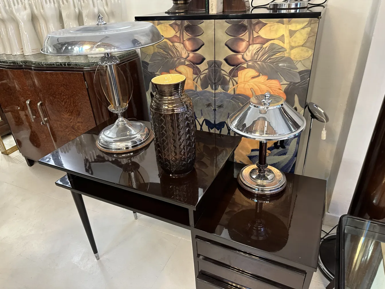 Cerámica antigua decorativa junto a otros objetos vintage.