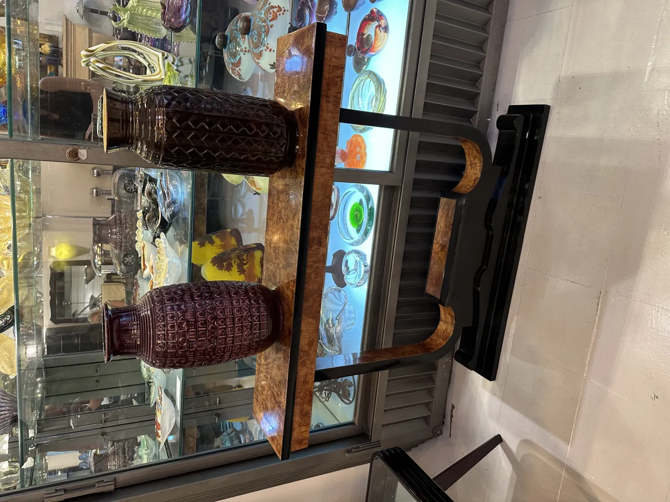 Dos jarrones de cerámica antigua en una mesa elegante, fondo decorativo