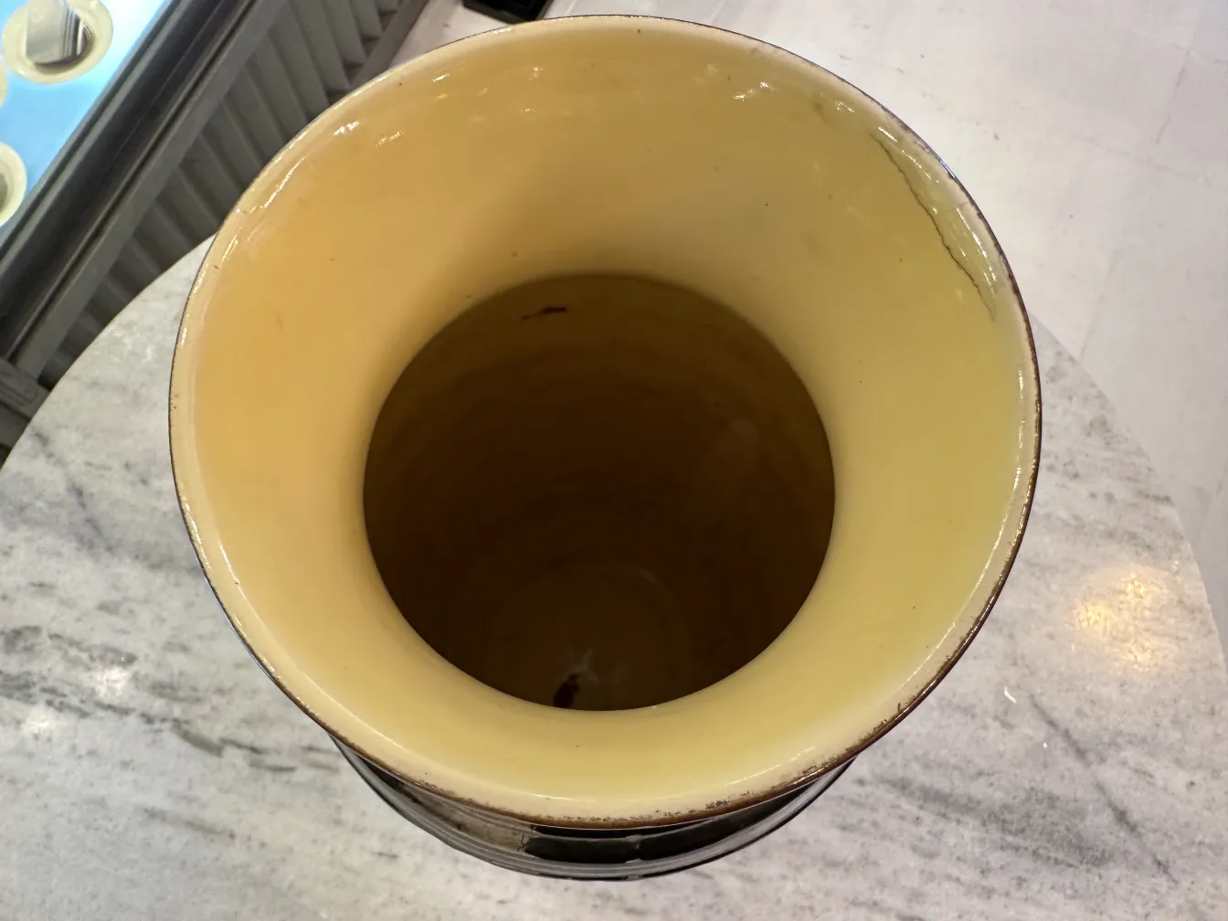 Schöne antike Keramik mit glattem, glänzendem Inneren, perfekt für Dekoration.