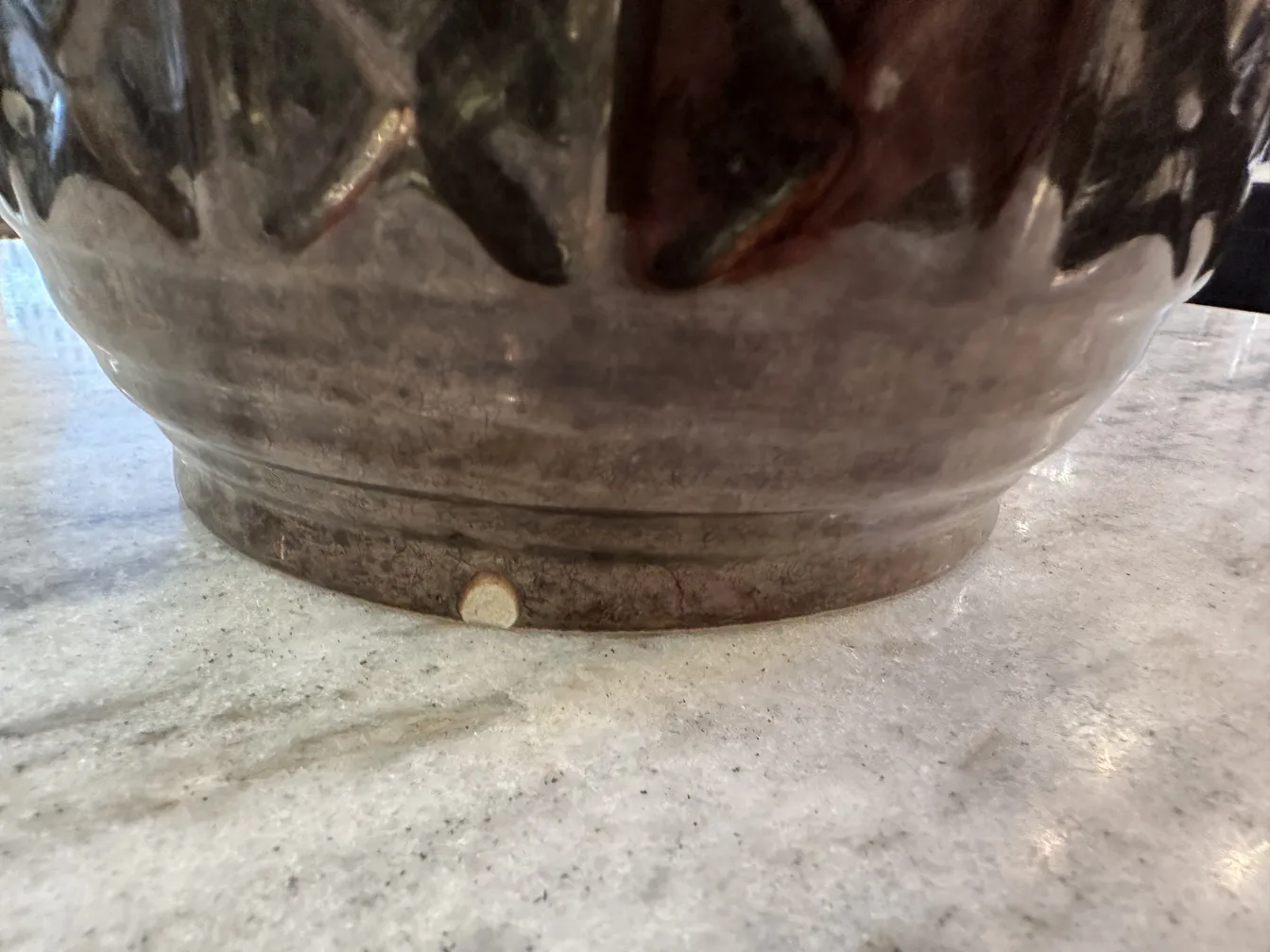 明るい表面に装飾された古い陶器の側面