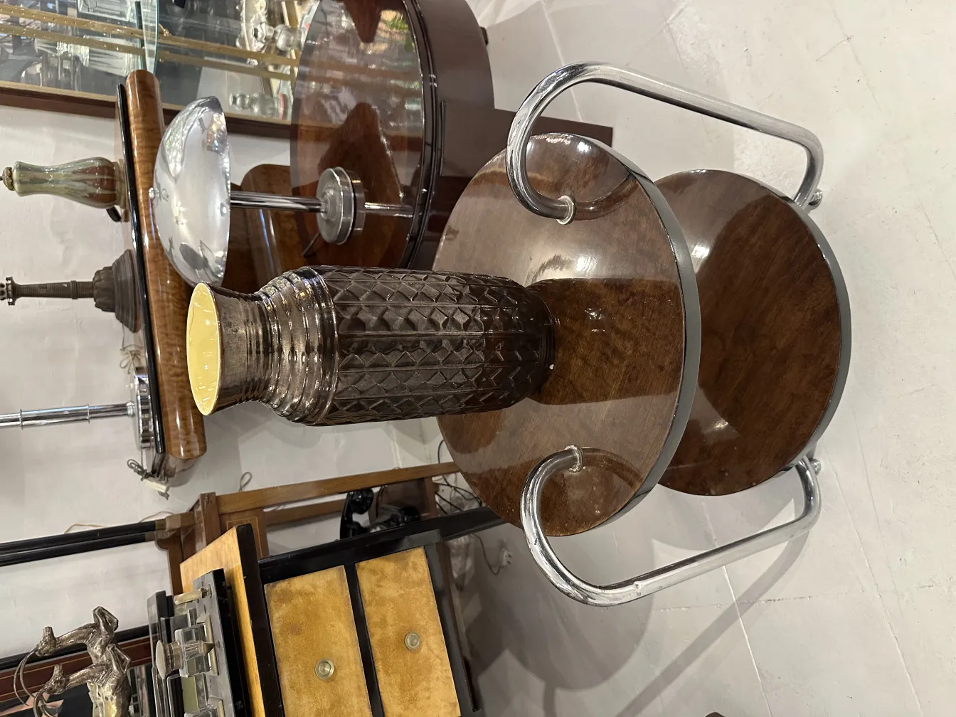 vase ancien en céramique avec détail en relief