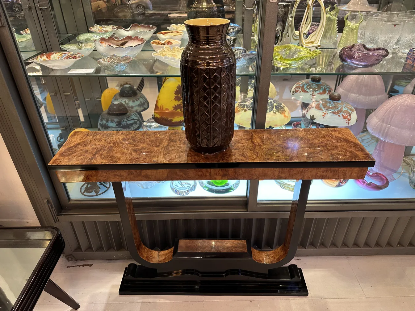 Vaso di ceramica antica su tavolo decorativo con luce soffusa