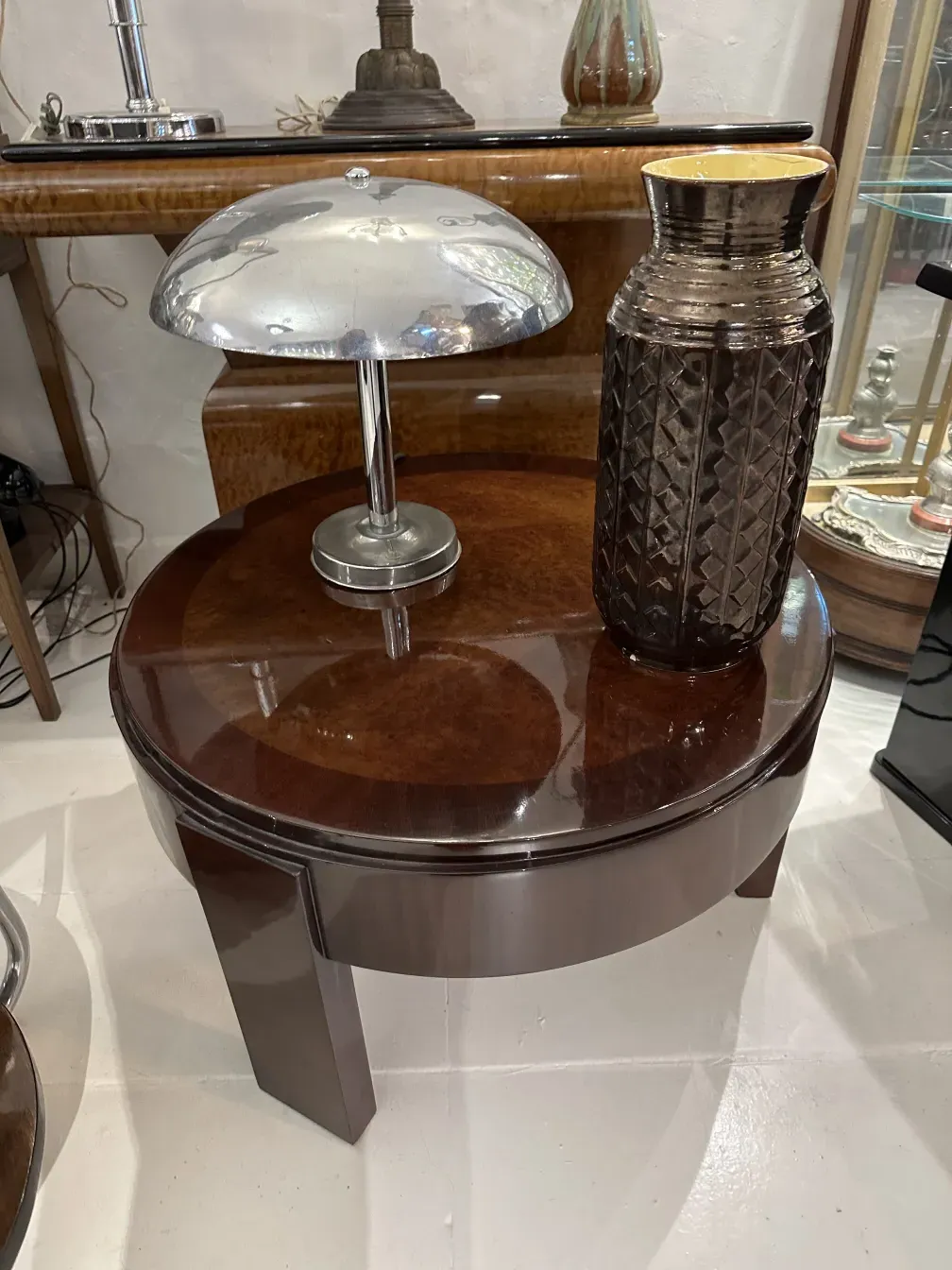 Elegante antike Keramikvase mit geschnitztem Design
