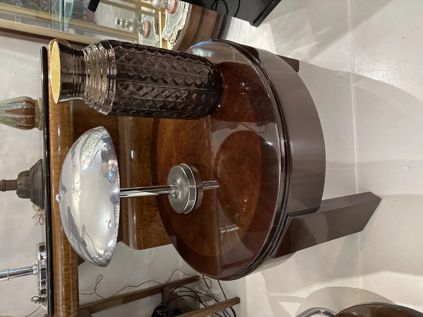 Vaso decorativo antico in ceramica in un ambiente elegante.