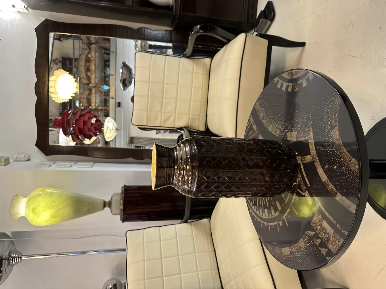 Vaso decorativo de cerâmica antiga em ambiente elegante.