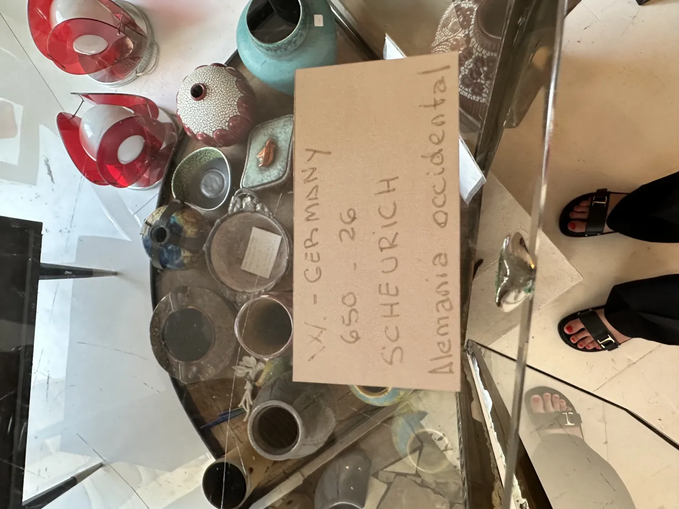 Vases en céramique anciens exposés sur une table.