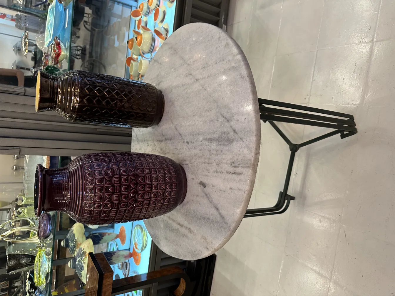 Vasos de cerâmica antiga com padrões decorativos