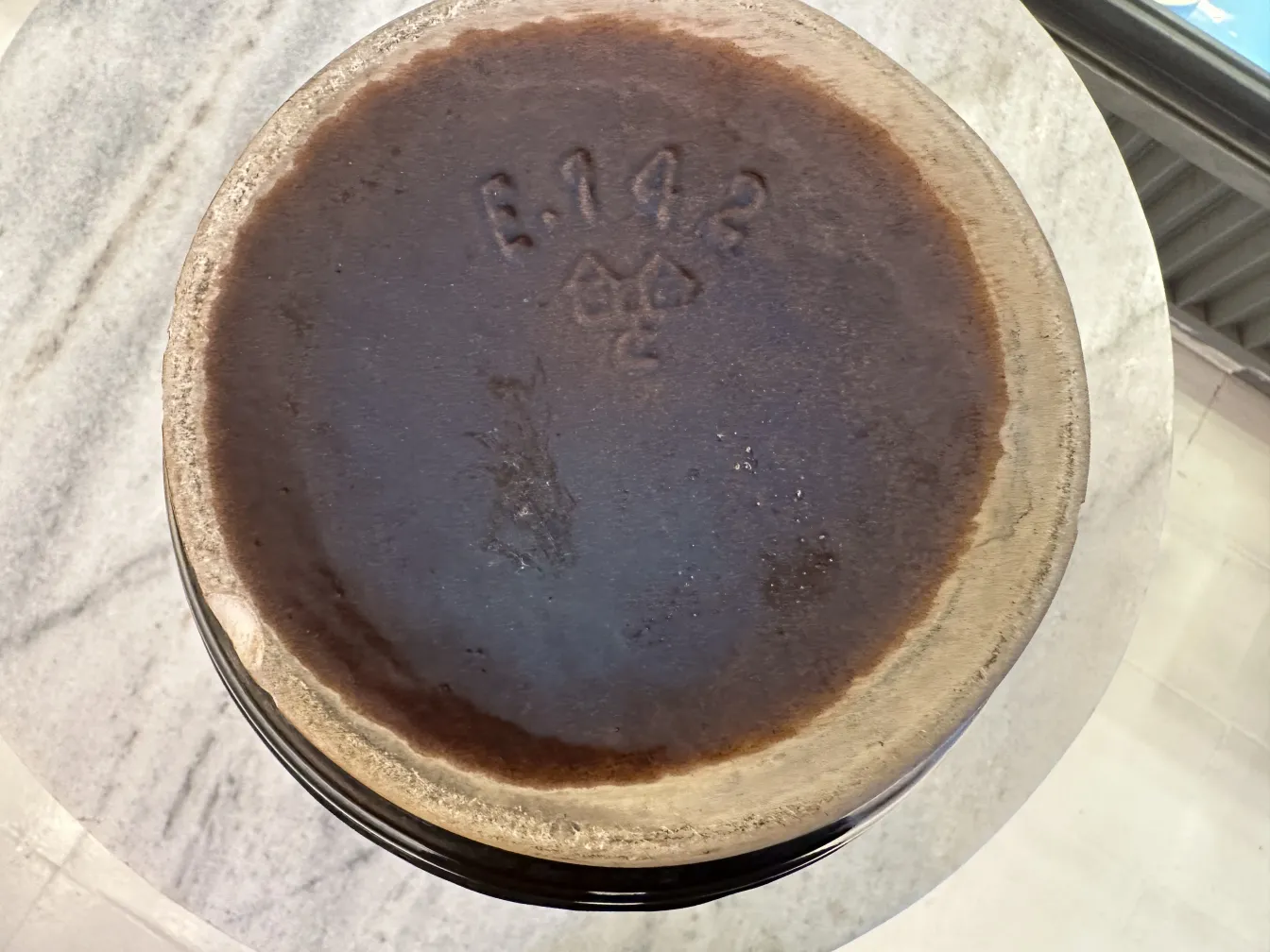 Antiga cerâmica marrom com detalhes artesanais