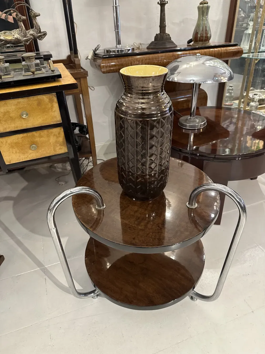 Antike dekorative Keramik auf runder Tafel, dunkle Farbe, von Carstens Tönnieshof.