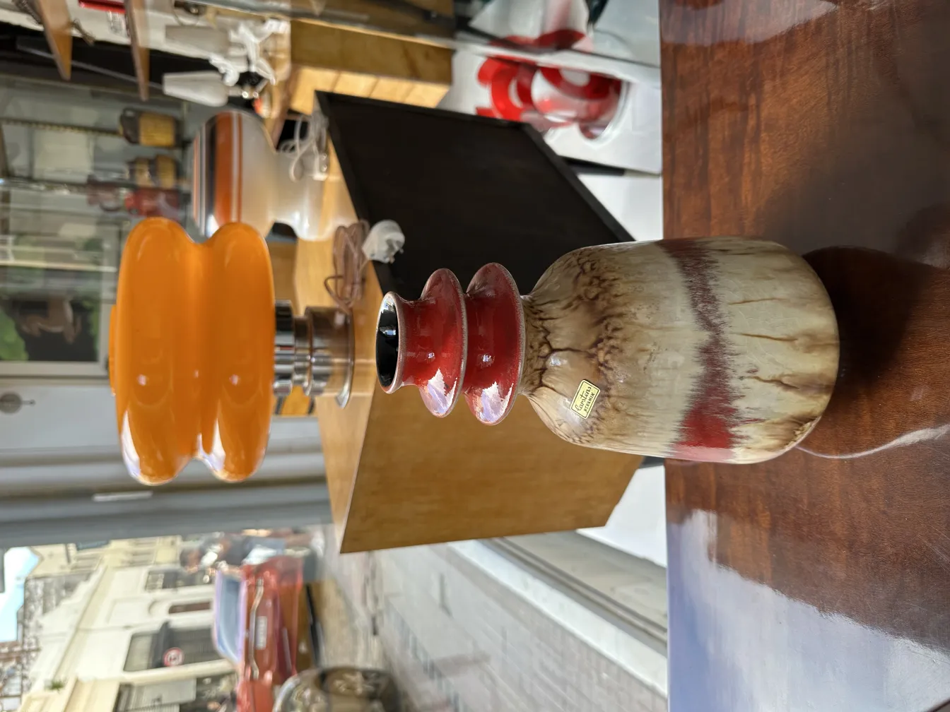 Vaso di ceramica antica con tonalità terrose in un ambiente accogliente.