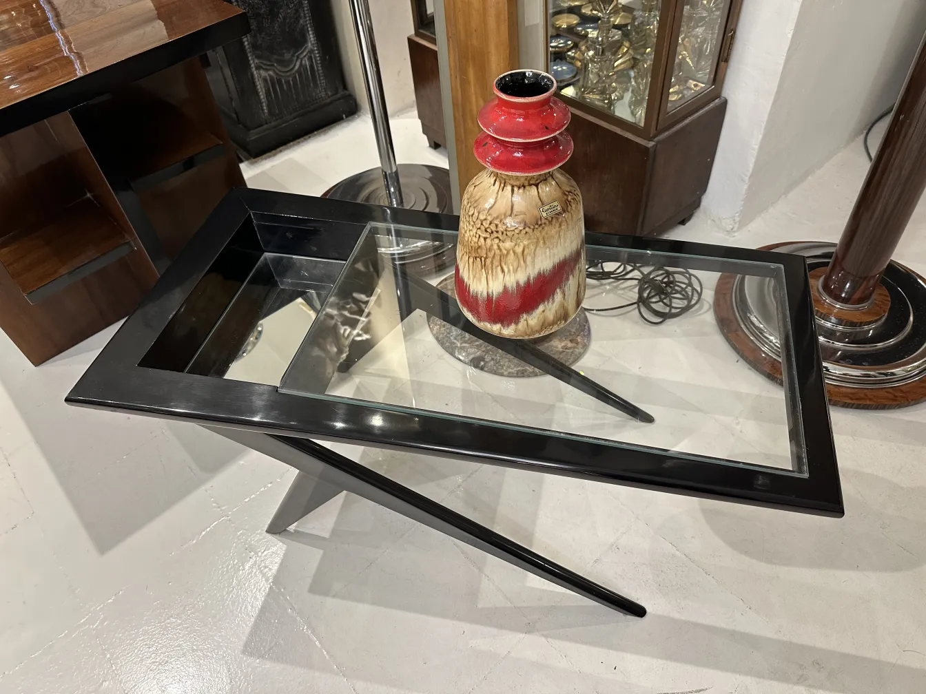 vase en céramique ancienne au design unique dans un cadre d'antiquités