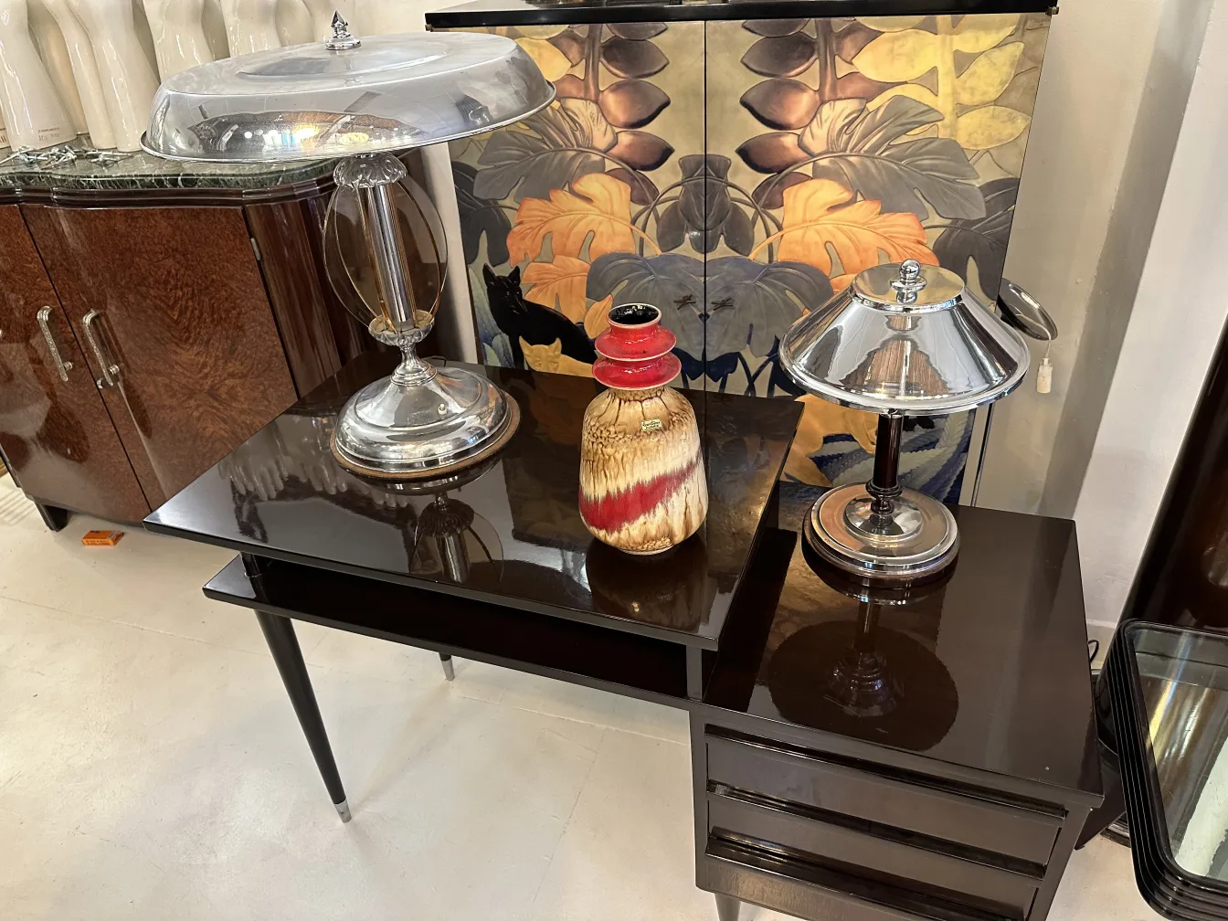 古董装饰陶瓷花瓶，带有多彩细节