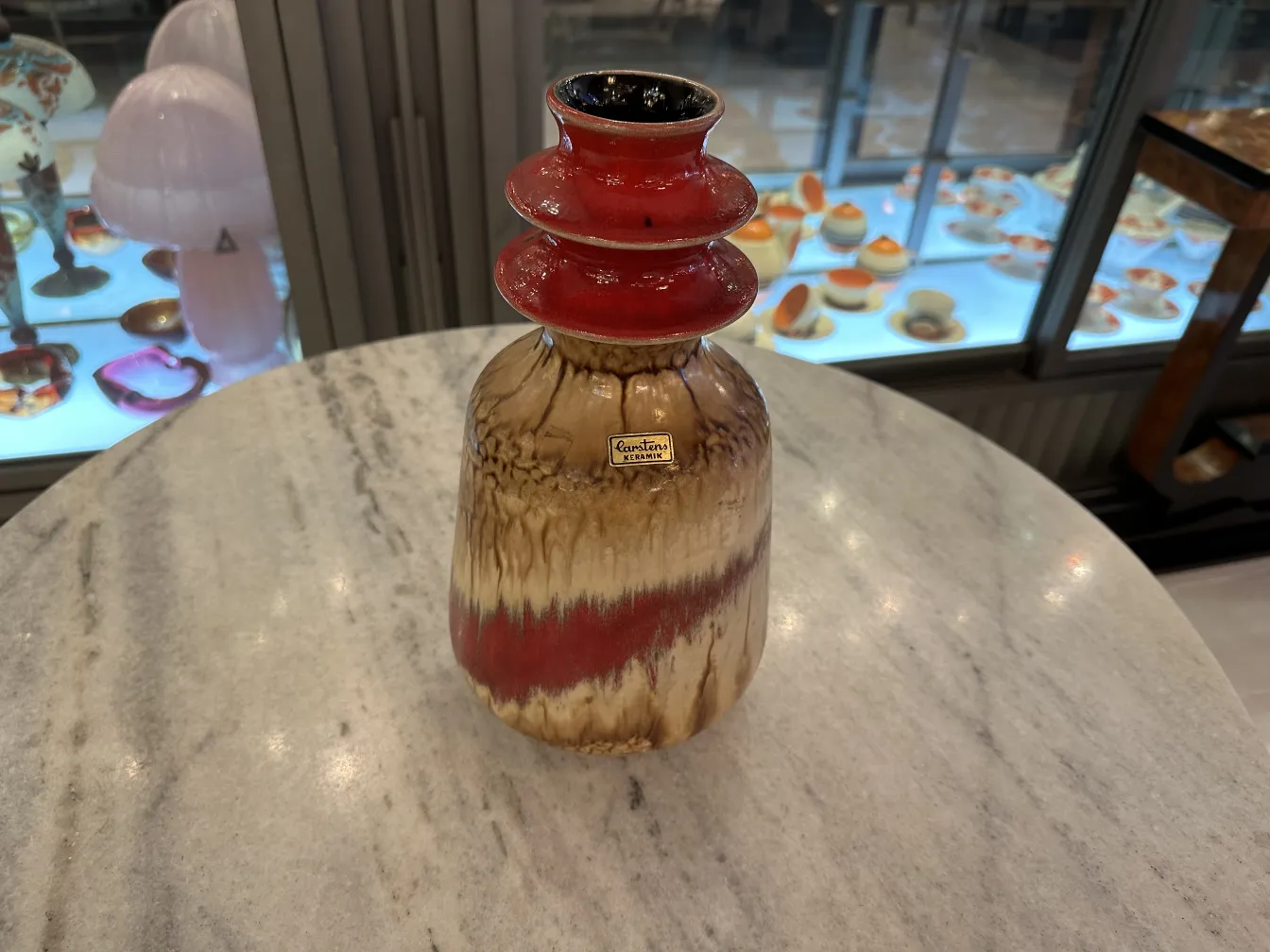 Keramische Vase mit braunen und roten Dekorationsmustern