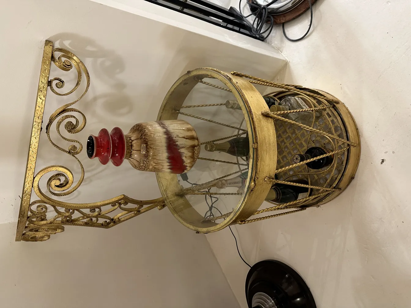 Lampe ancienne en céramique avec accents rouges et design artisanal