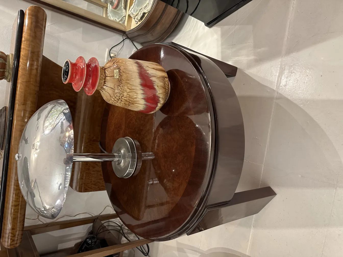 Антикварная керамика в красной и черной отделке.