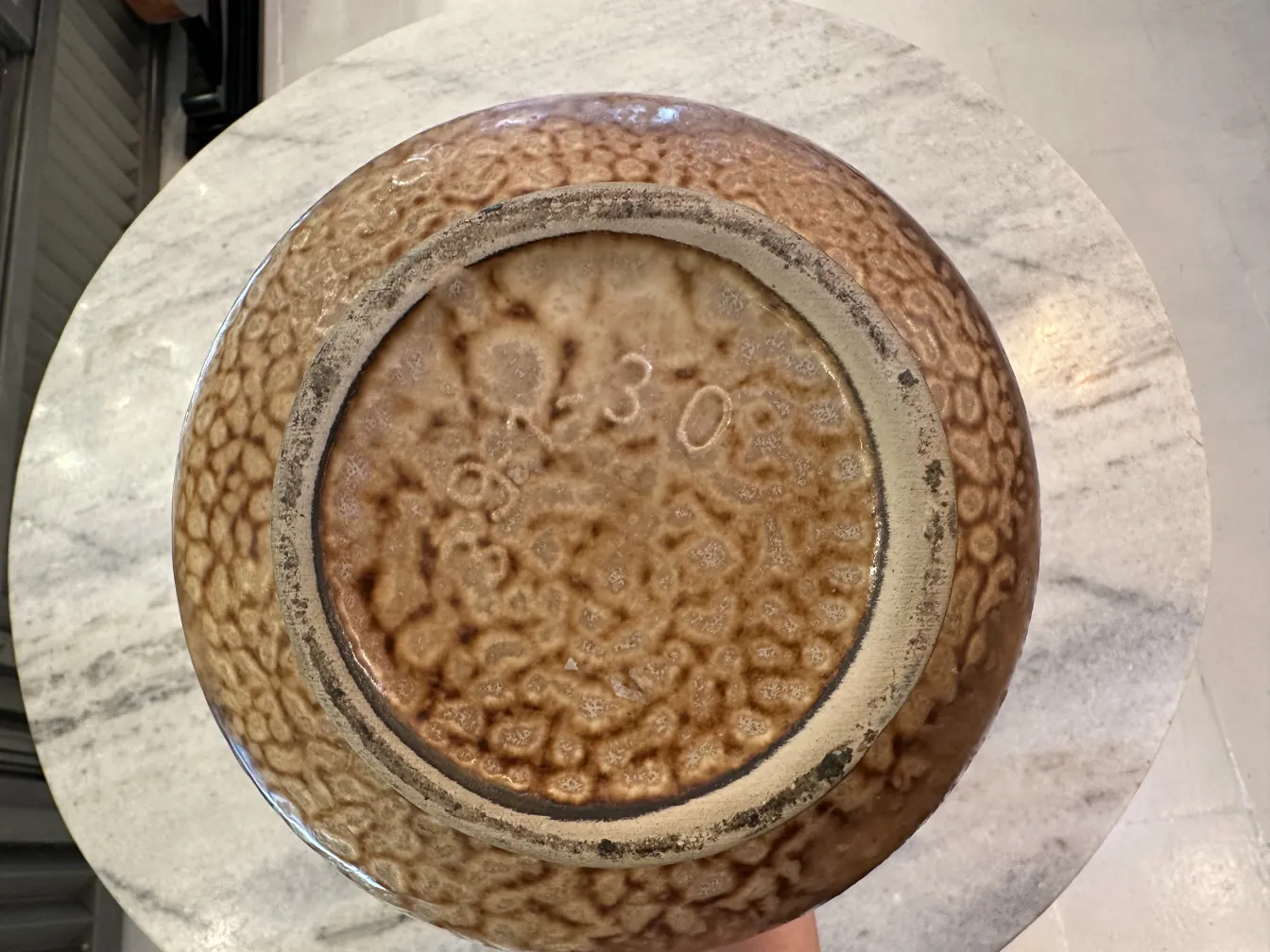 Bol en céramique ancien avec texture rugueuse et finition brillante.