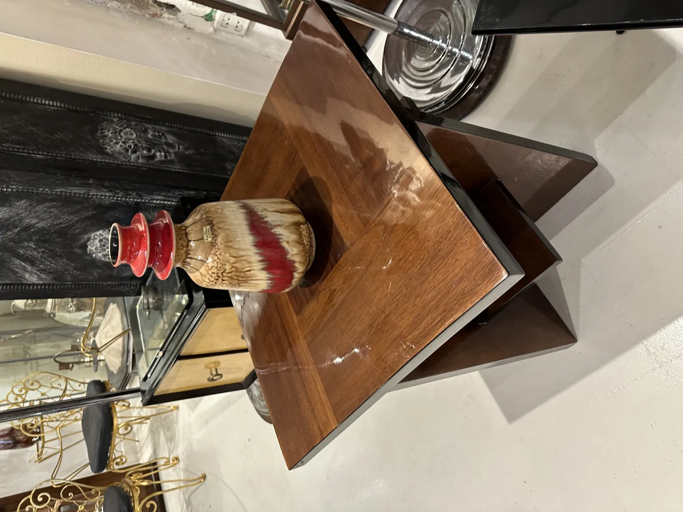 Vaso decorativo antigo de cerâmica em mesa de madeira