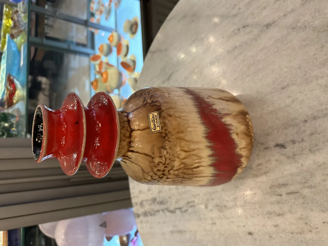 Vase en céramique ancienne avec des détails rouges et bruns, style unique