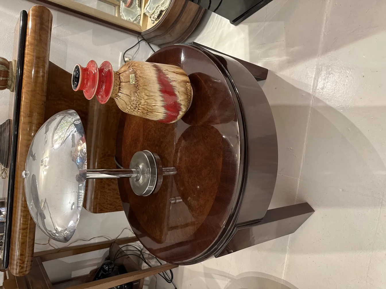 Vaso in ceramica antica con dettagli rossi, decorativo su tavolo