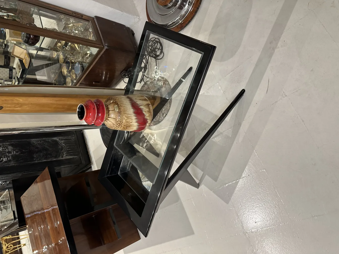 Vaso decorativo in ceramica antica su un tavolo di vetro.