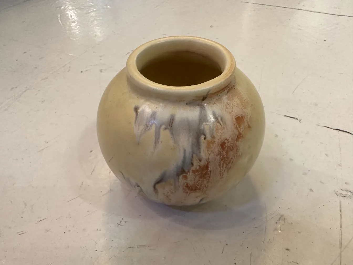 手作りの色と形の古代陶器ピッチャー