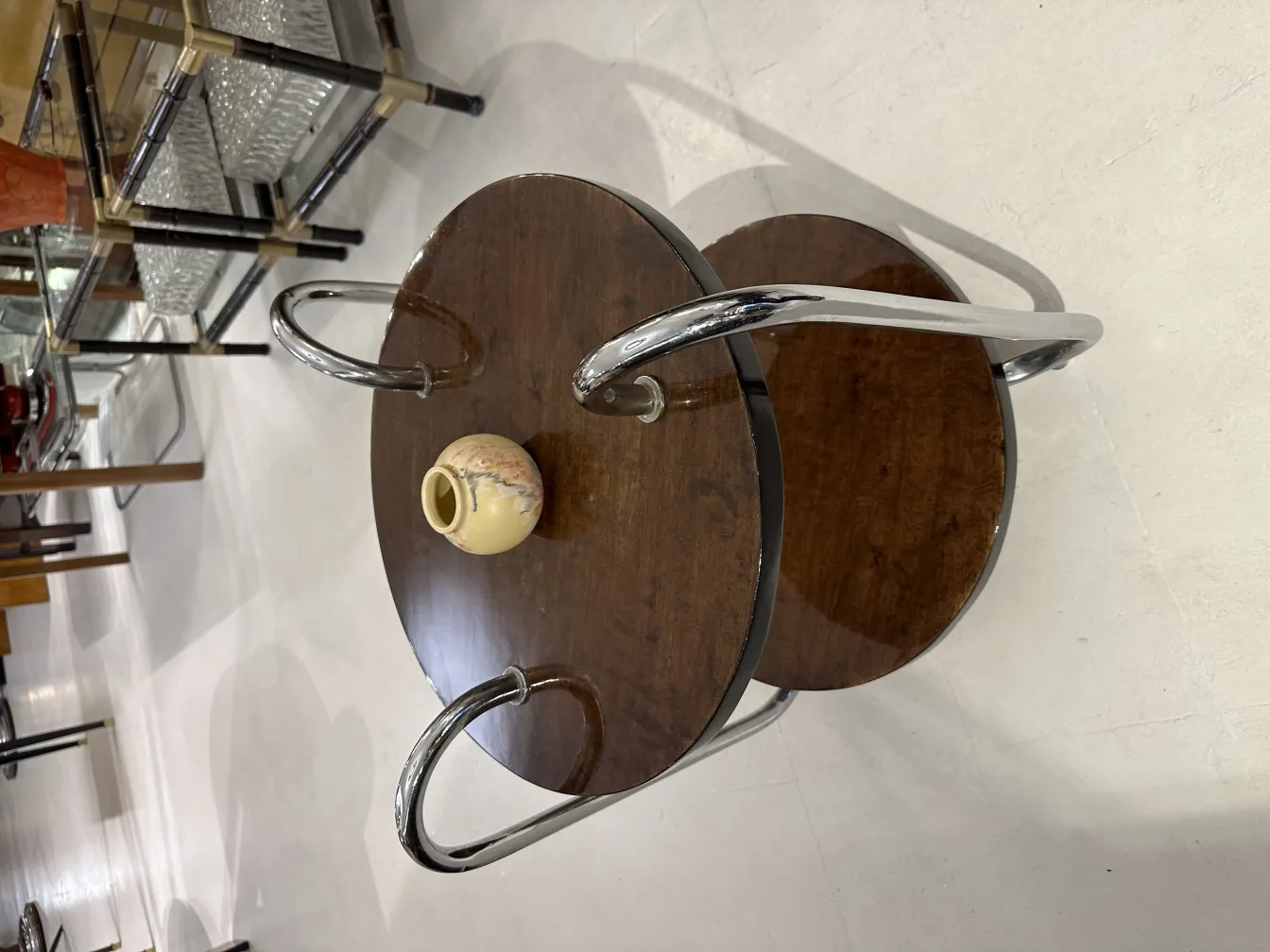 Ancienne céramique décorative sur table en bois, style rétro.