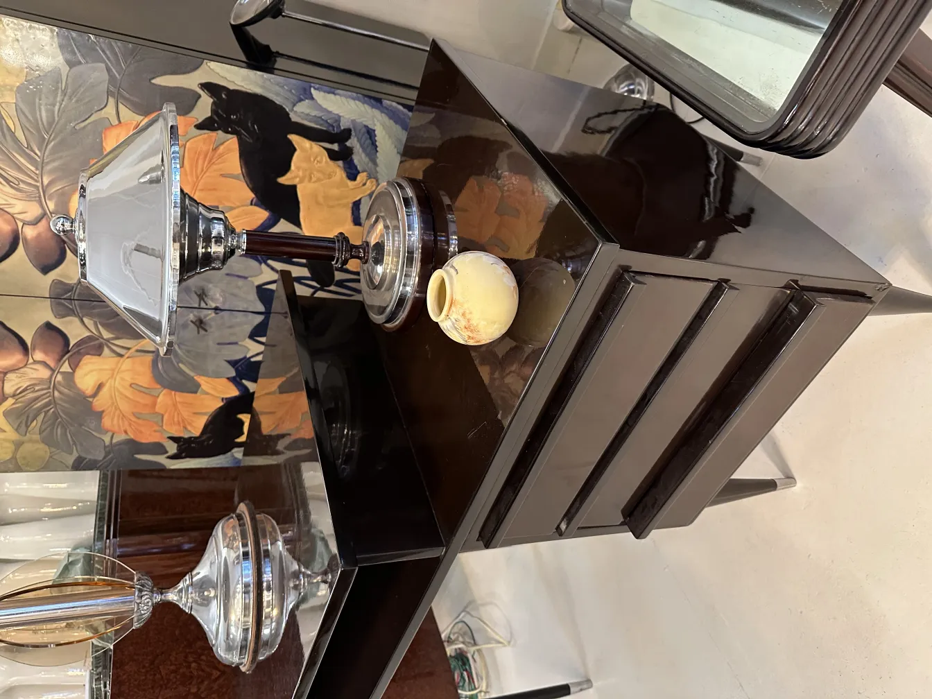 Oggetto decorativo in ceramica antica su un tavolo elegante