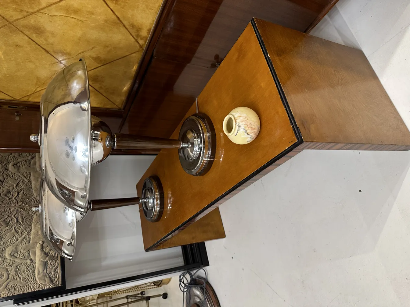 jarrón de cerámica antigua en mesa de madera