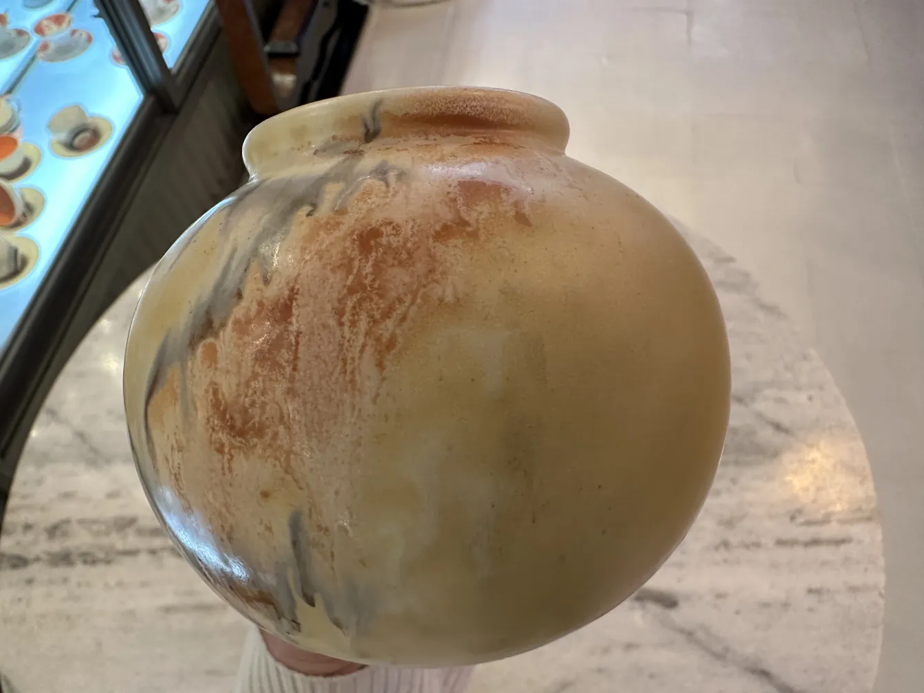 Ceramica antica decorata con colori caldi e forme morbide