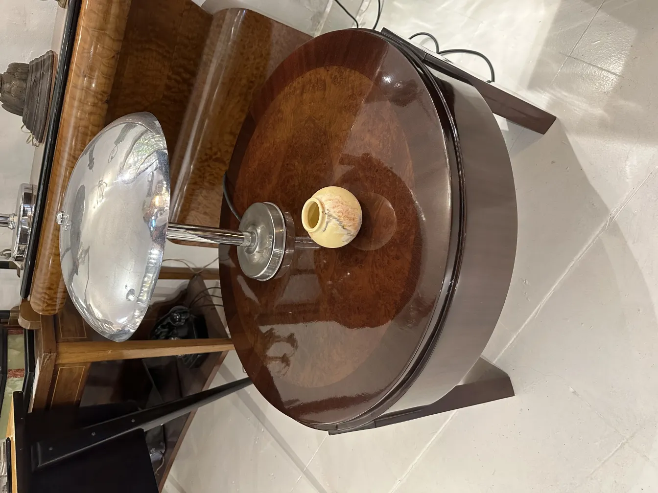 光沢のあるテーブル上の古い陶器