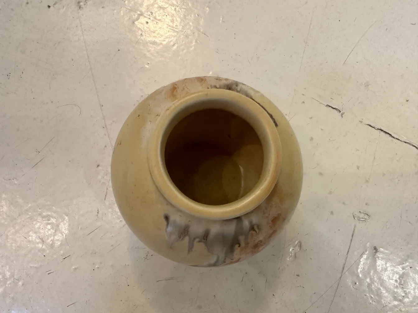 Antike keramische Vase mit handwerklichen Details