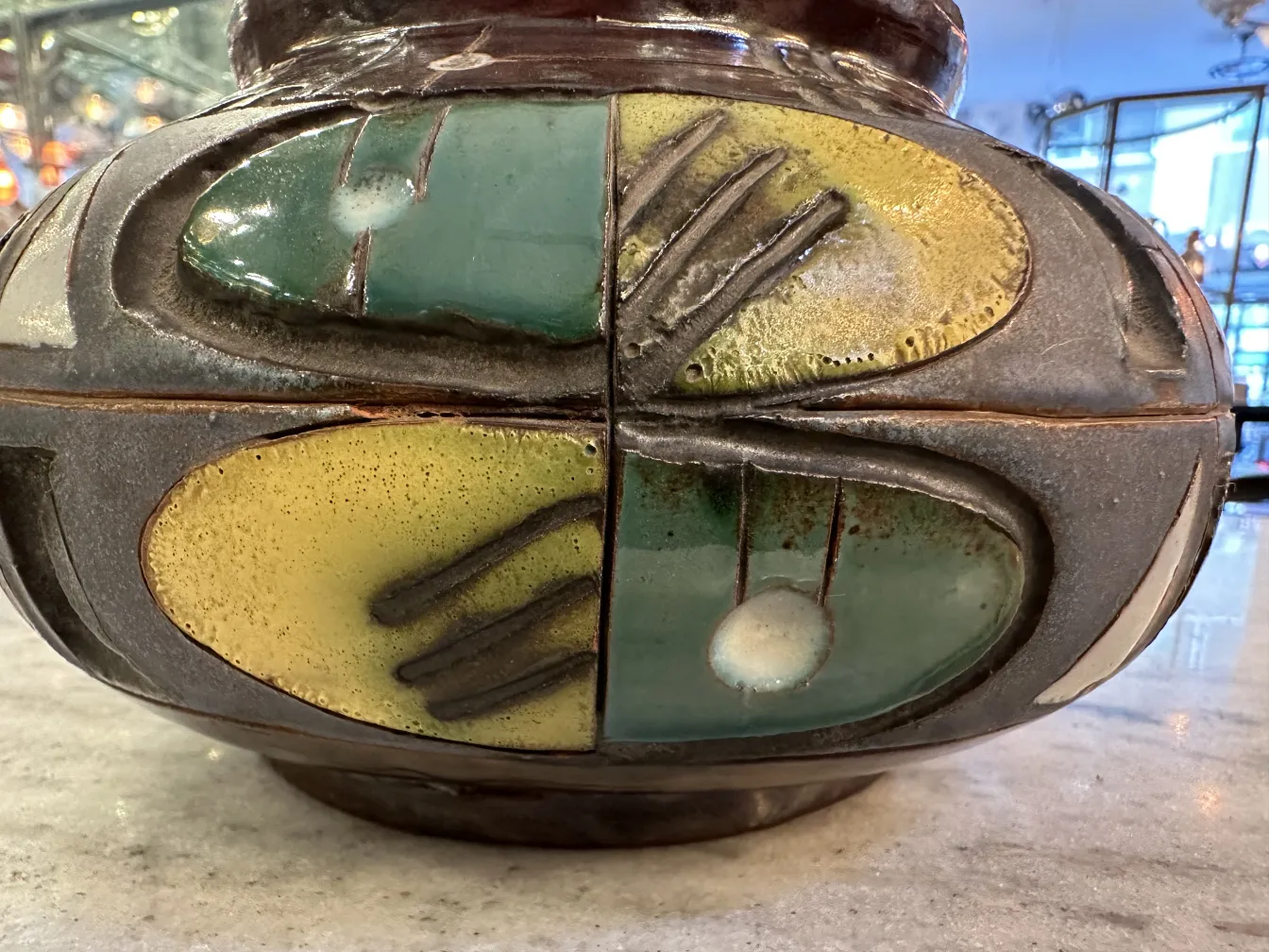 Vase en céramique ancienne avec des couleurs vives et des textures