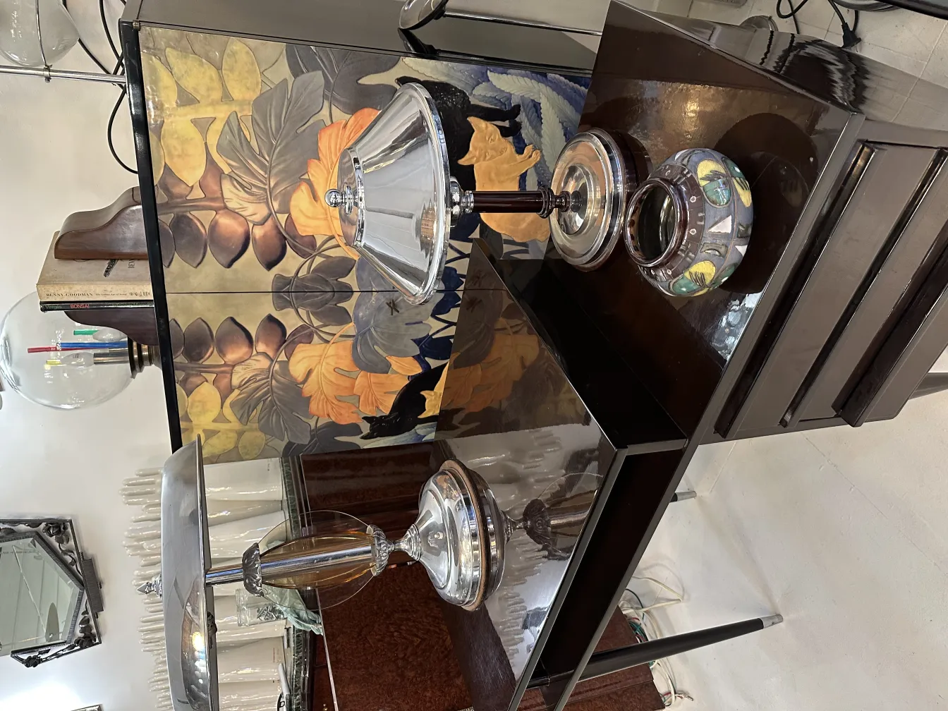 Lámpara y recipiente de cerámica antigua decorativa en un ambiente elegante.