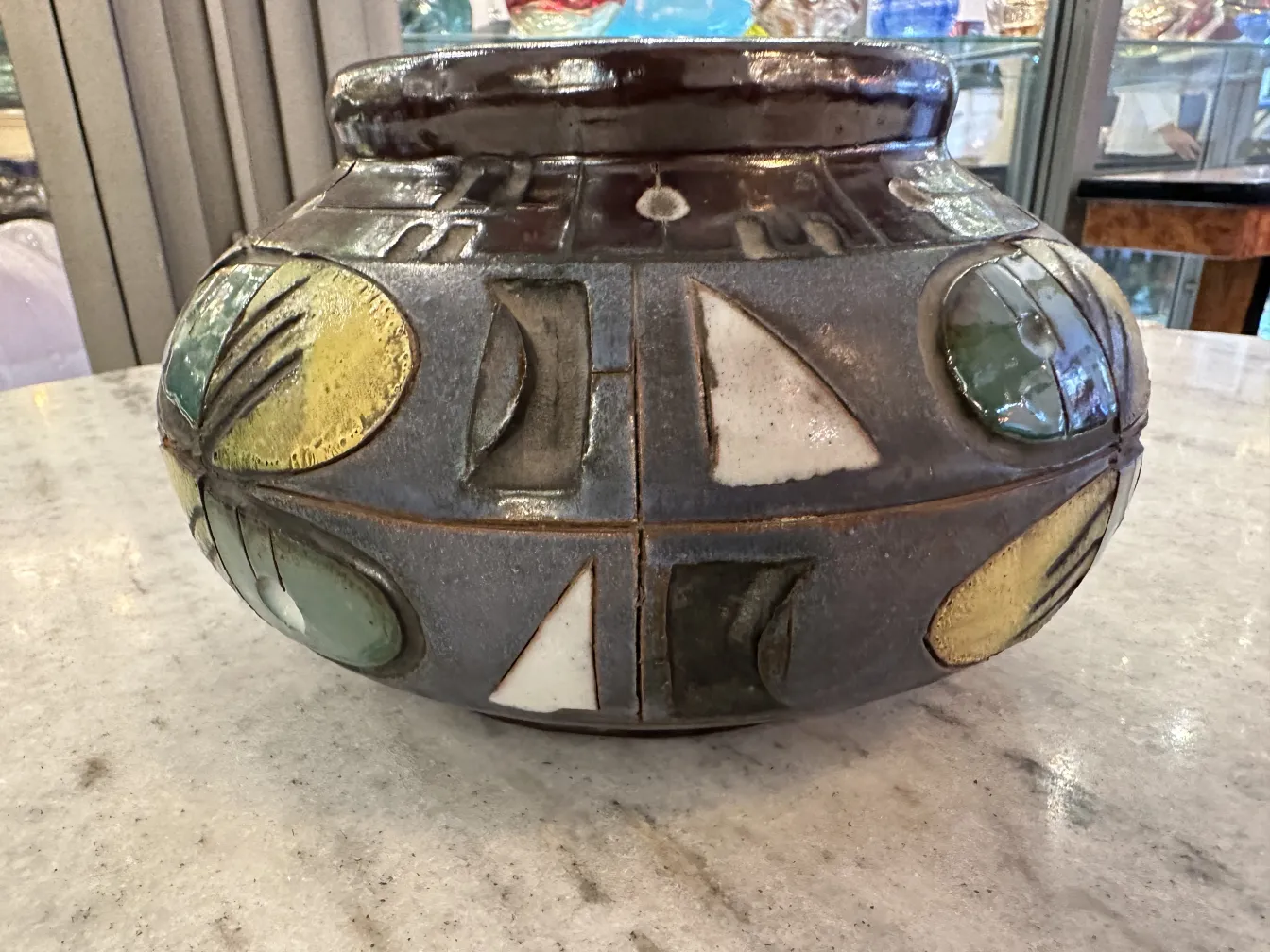 Vaso de cerâmica antiga com decorações coloridas.