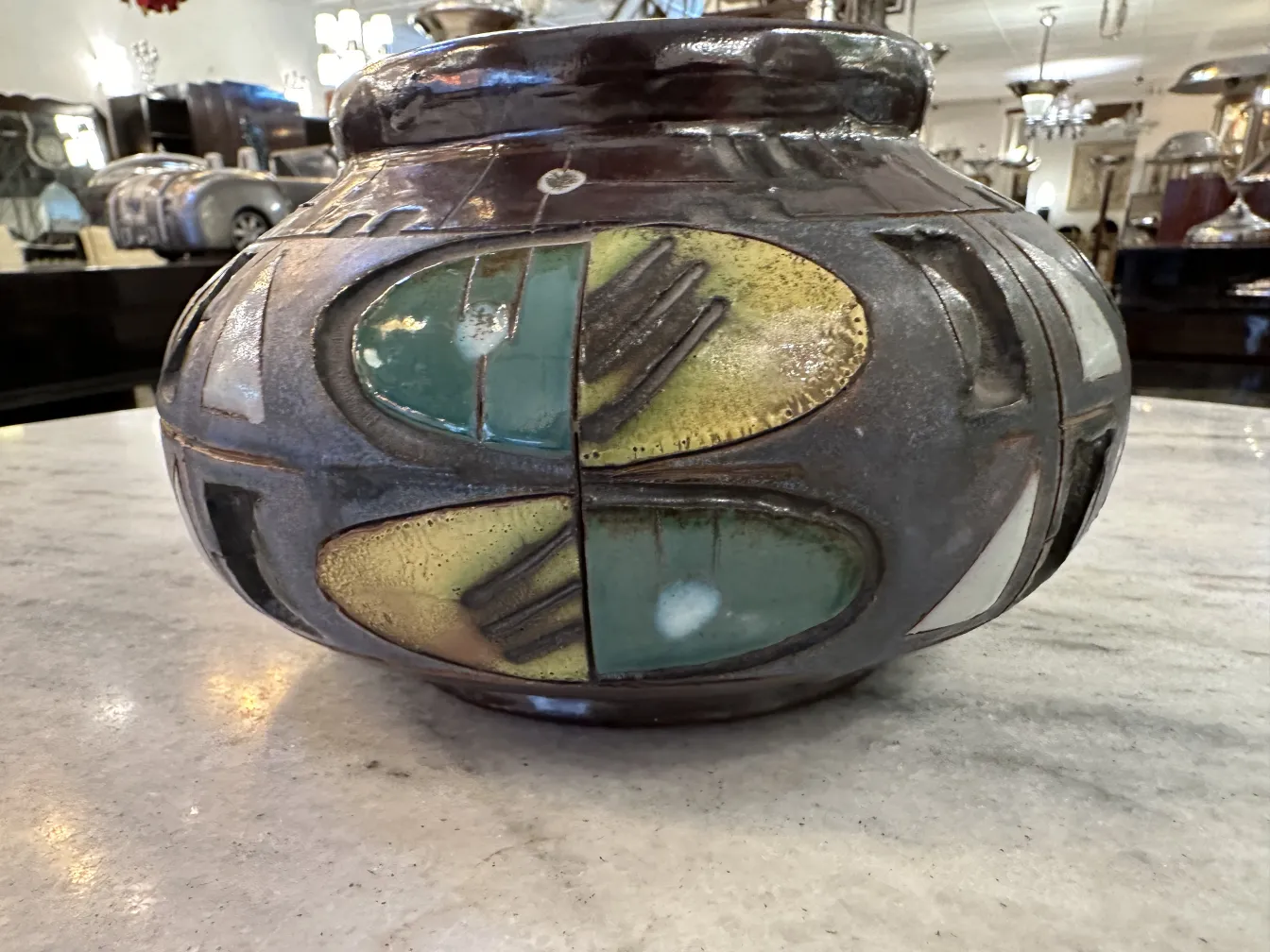 Vaso de cerâmica antiga com decorações únicas, artesanal.