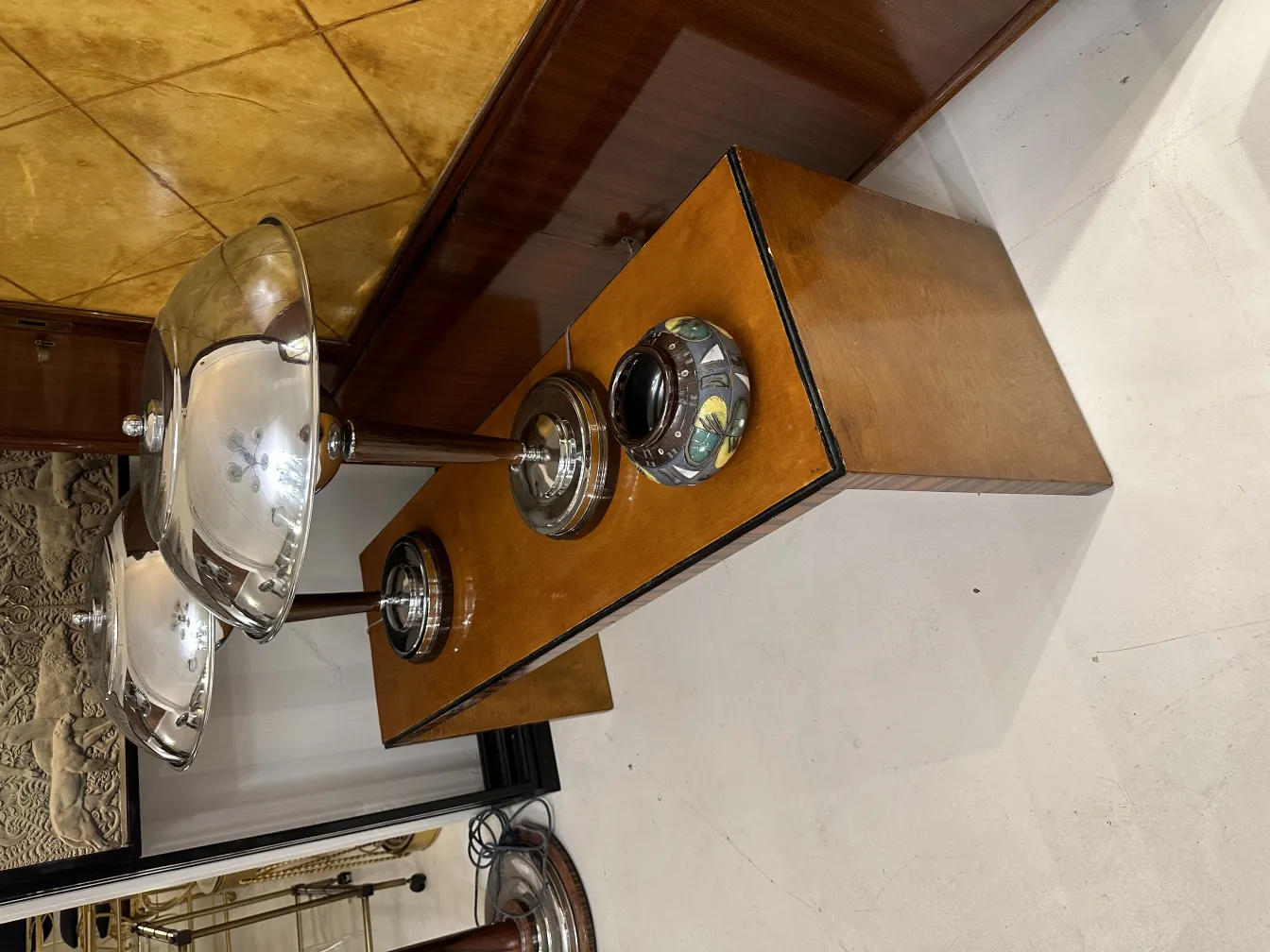 Artículos de cerámica antiguos con diseño ornamental en un ambiente elegante.