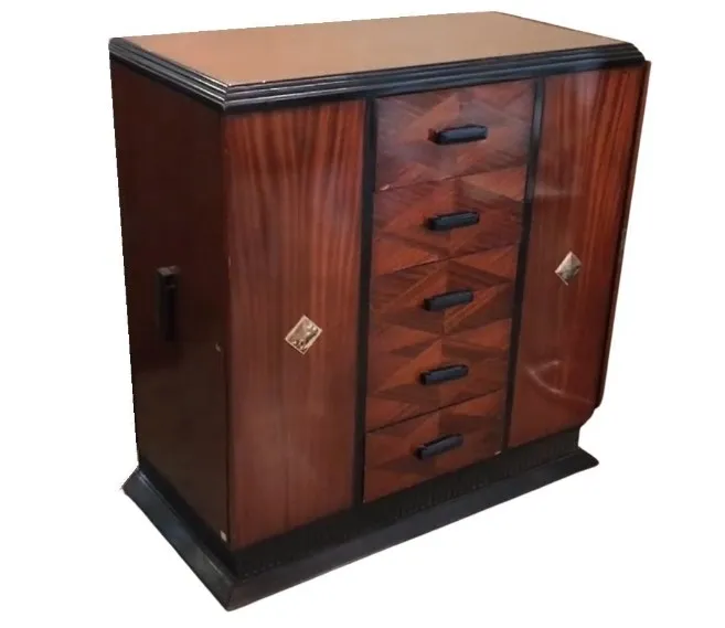 Gaveteira antiga com cinco gavetas de design elegante.