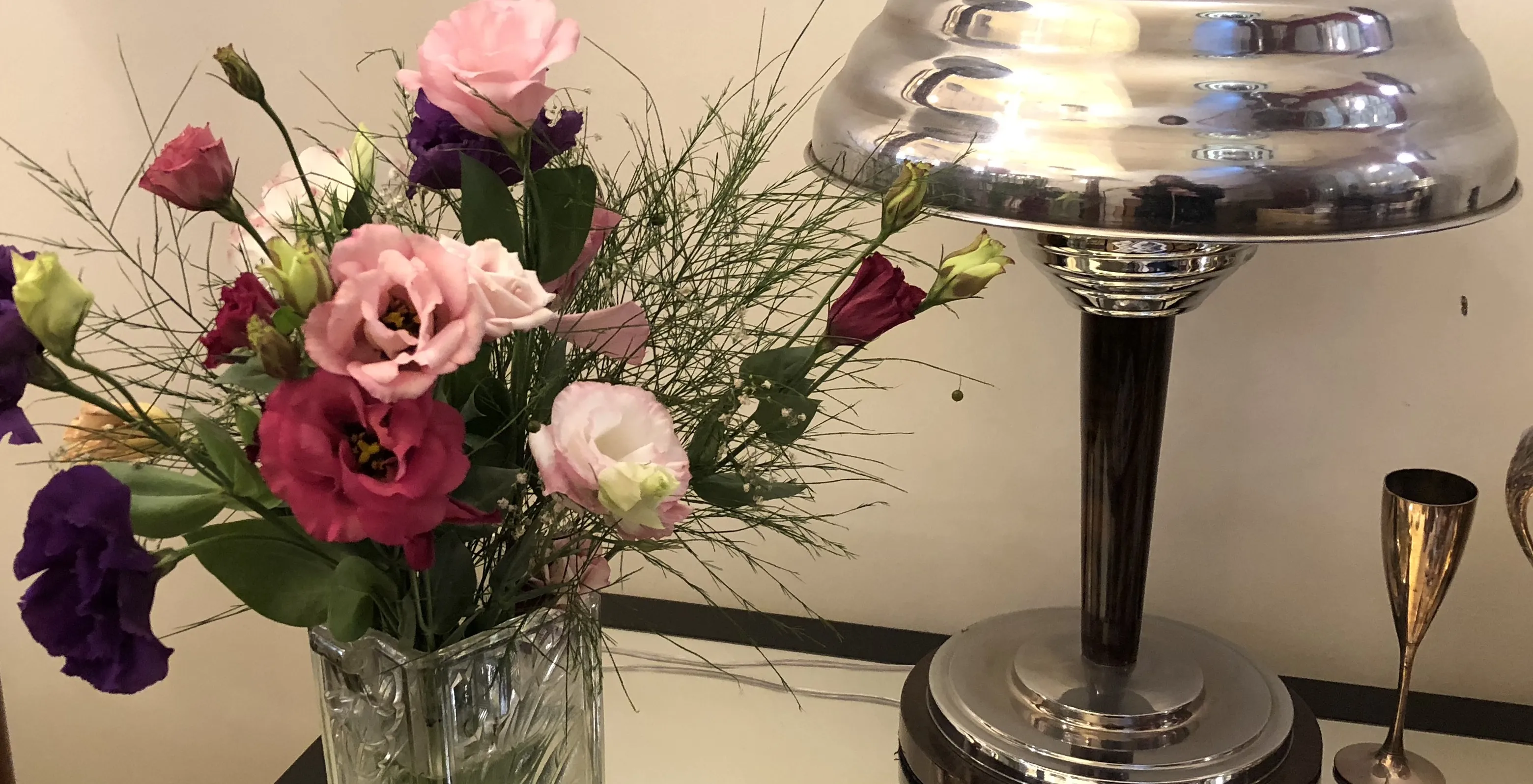 Ramo de flores en un jarrón transparente con flores rosa y morado