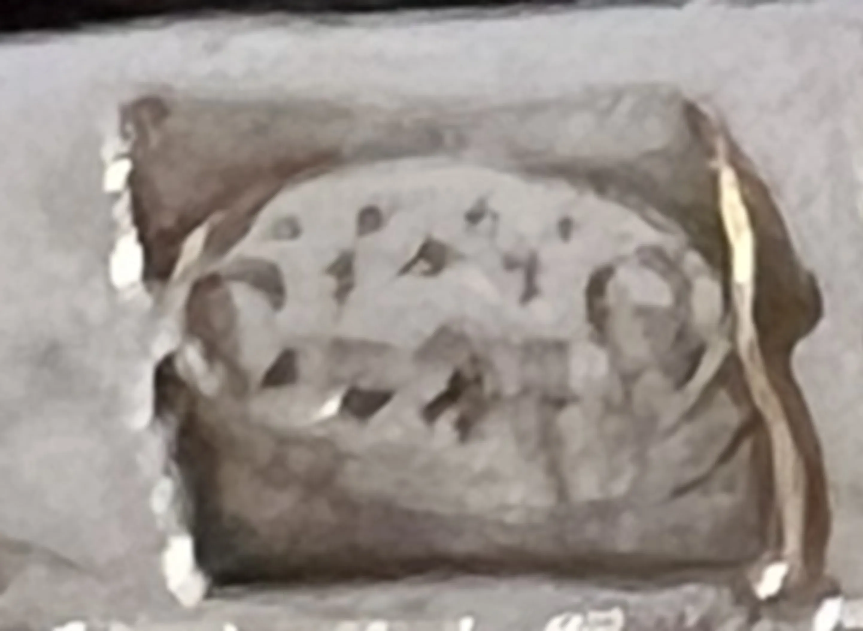 sello antiguo con diseño de christofle cc en fondo oscuro