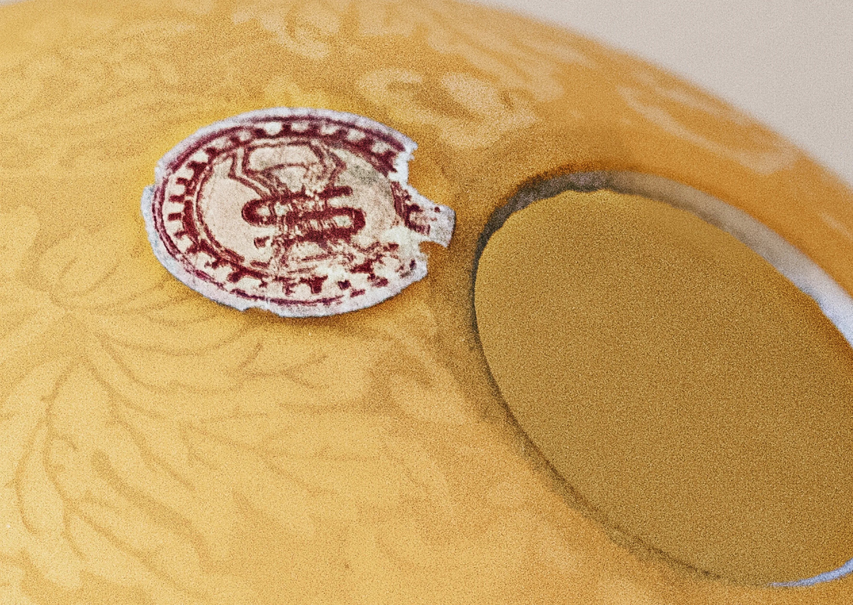 sello antiguo en una lámpara de mesa con fondo decorativo amarillo