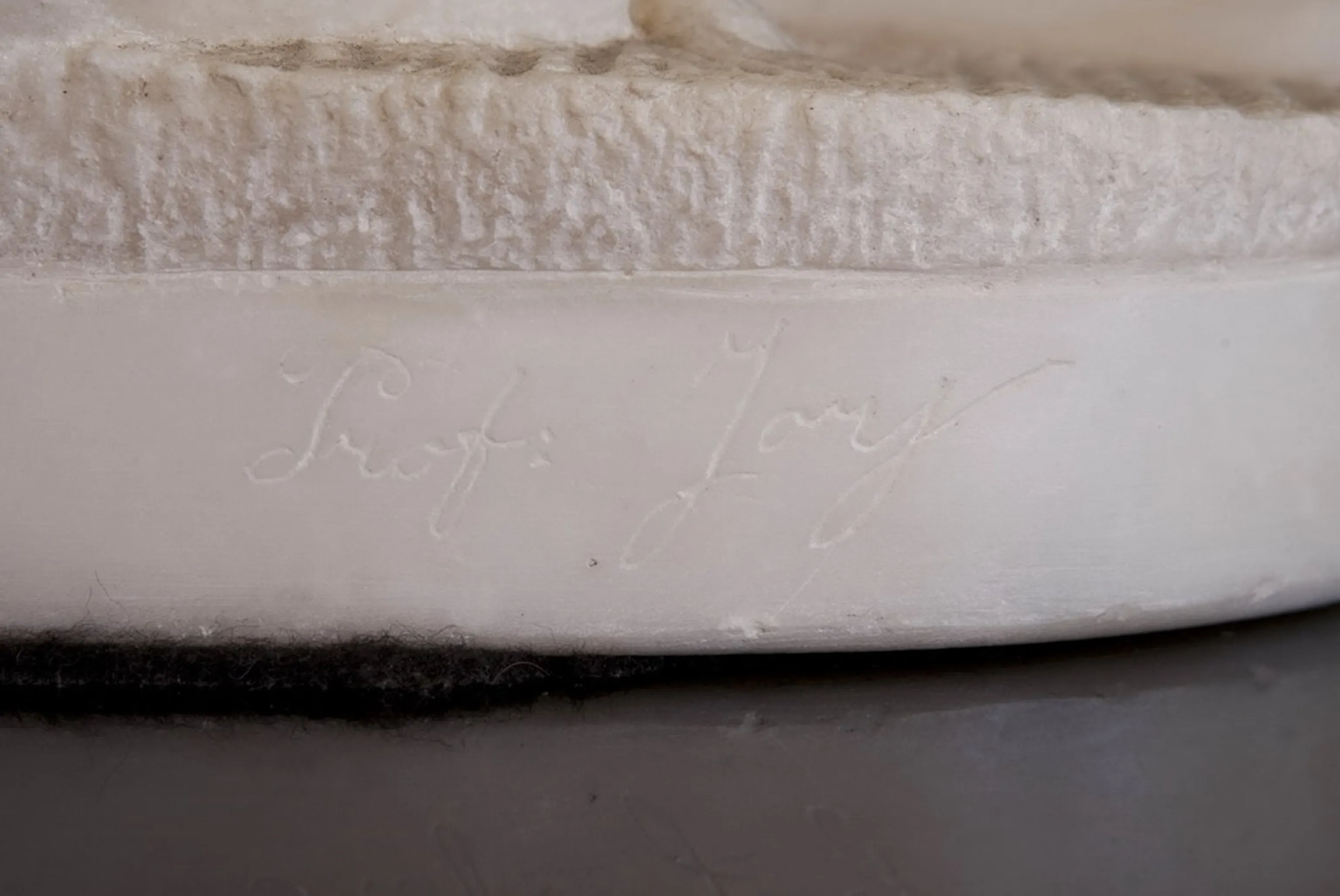 sello antiguo del profesor Jory, con firma visible sobre fondo oscuro