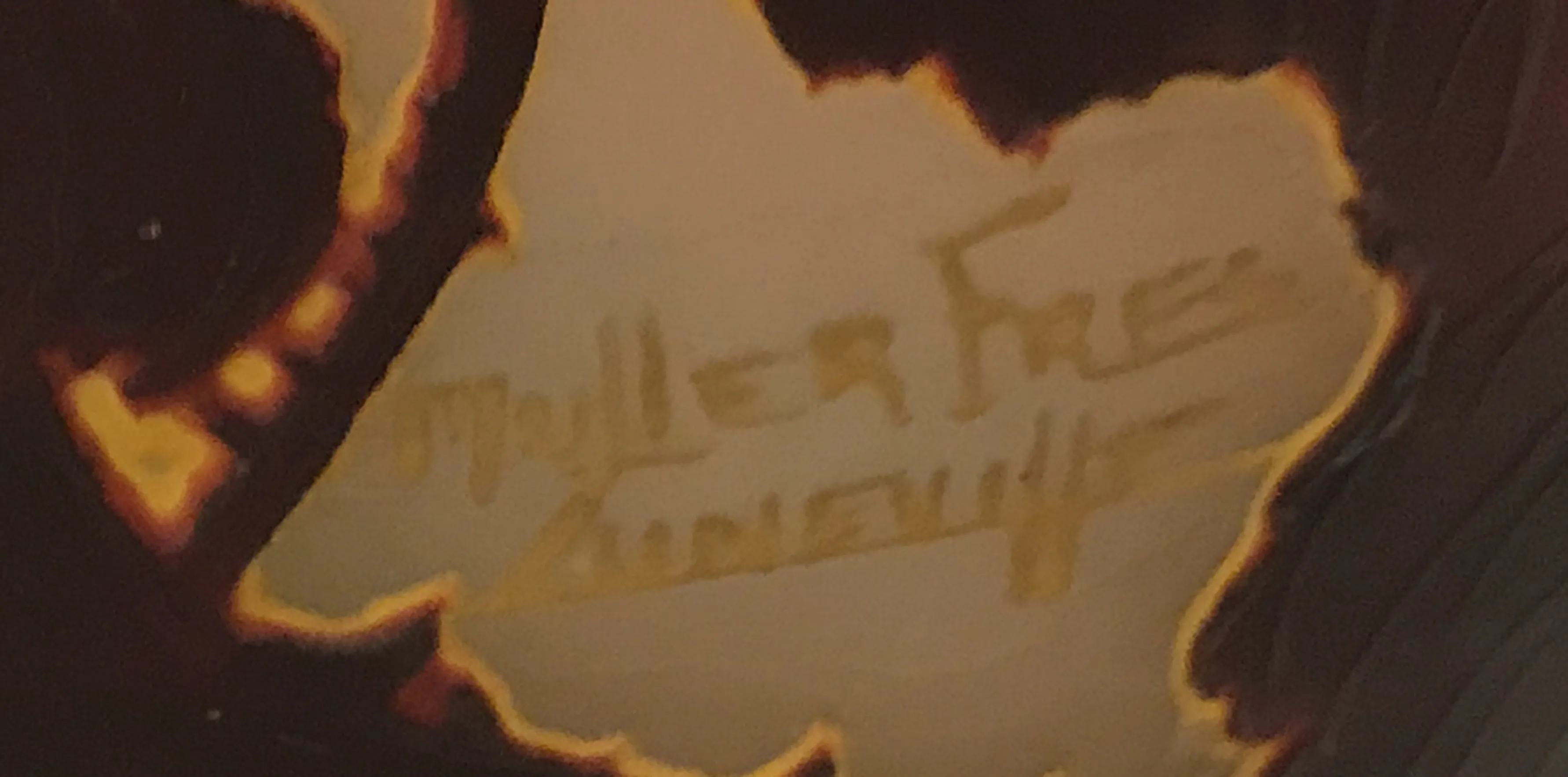 sello antiguo Muller Fres Luneville con firma visible en un fondo oscuro