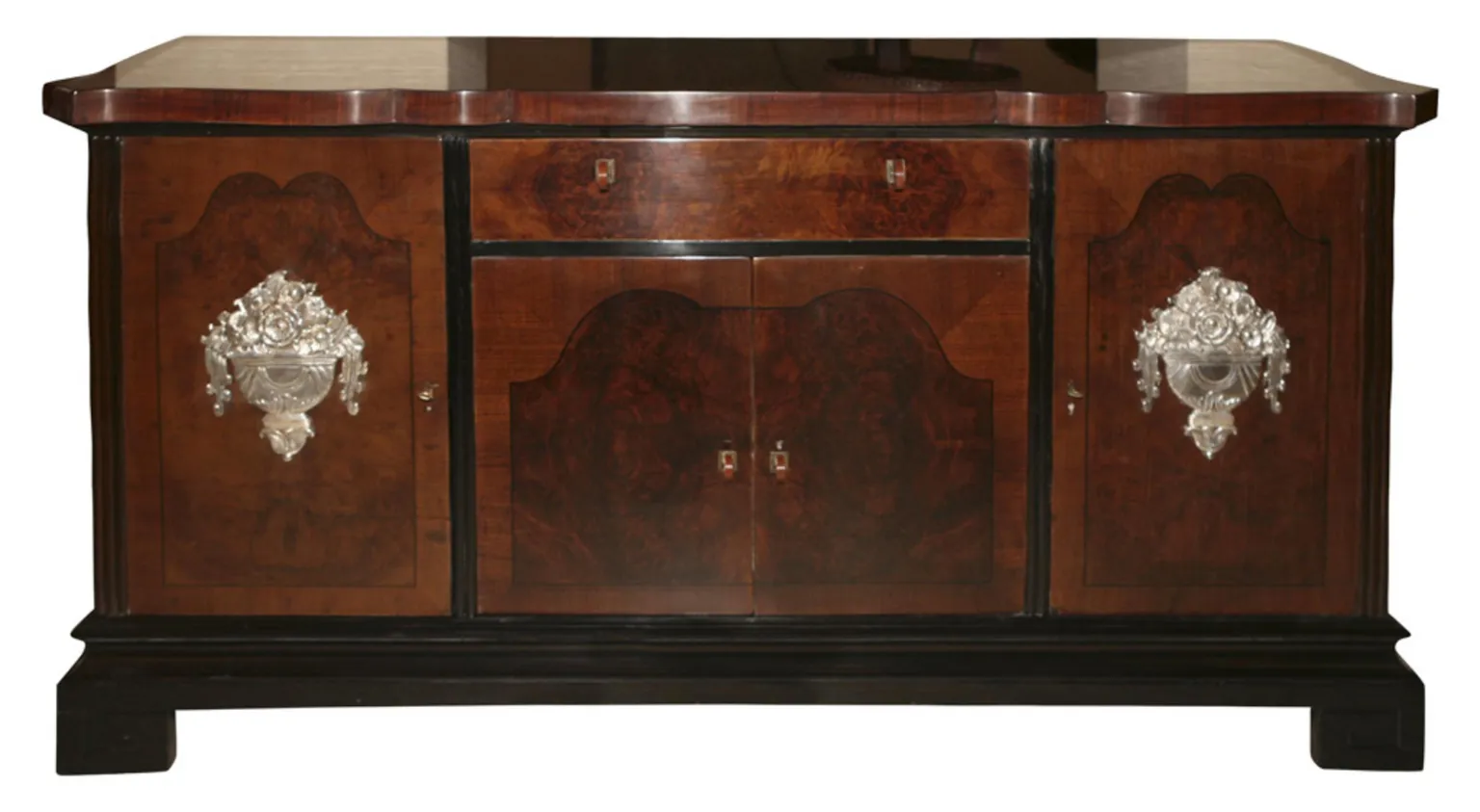 Vaisselier ancien avec finition brillante et détails décoratifs