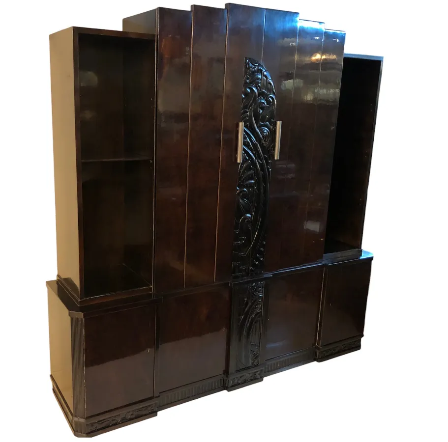 Bibliothèque antique avec un design élégant et des étagères spacieuses