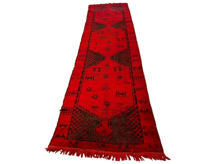 tapis ancien rouge avec des motifs dans un cadre élégant