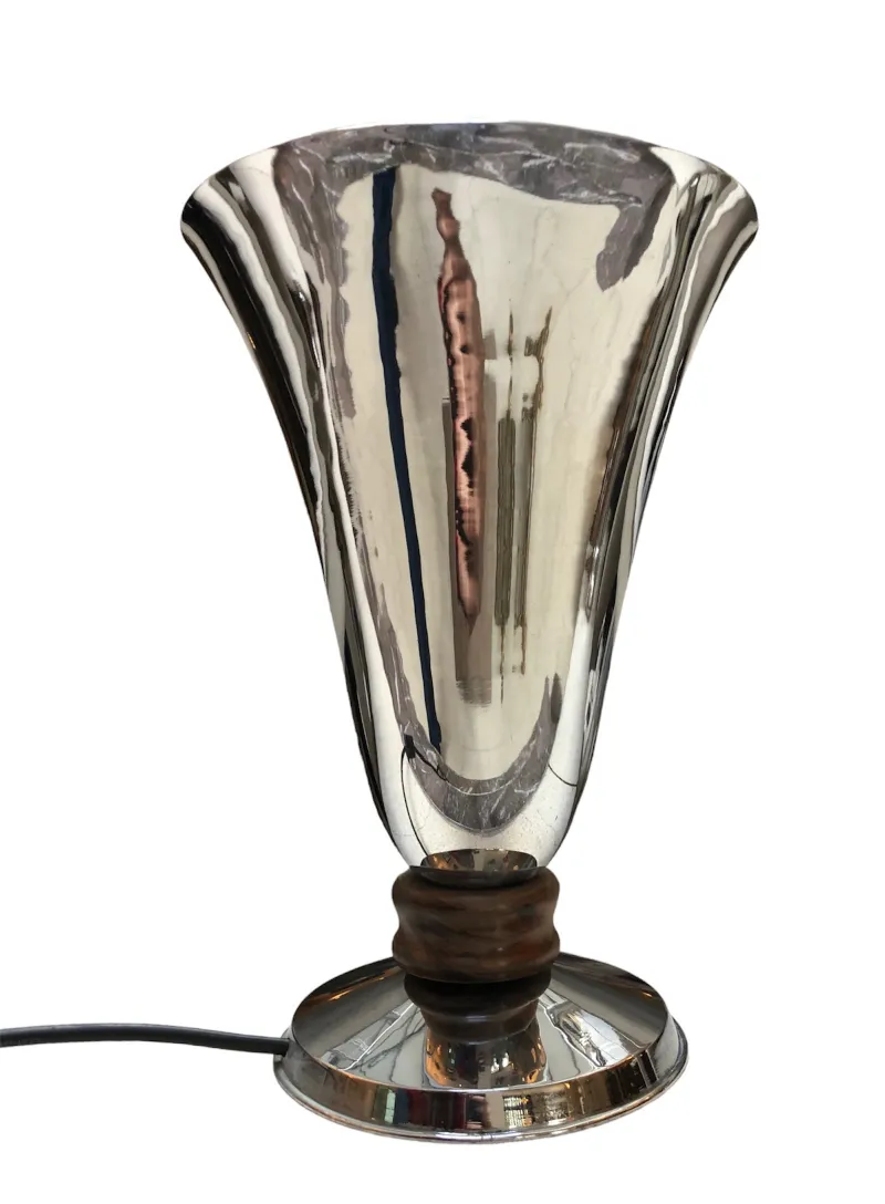 lampe de bureau ancienne brillante avec une base distinctive dans un cadre confortable