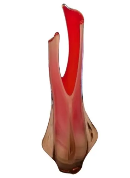 vase murano de forme distinctive avec des couleurs vives et élégantes, décorant un espace