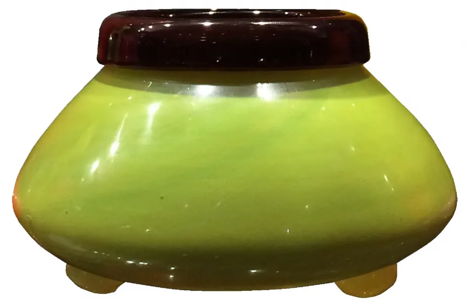 Verre de forme ronde en vert avec un dessus marron, pièce antique.