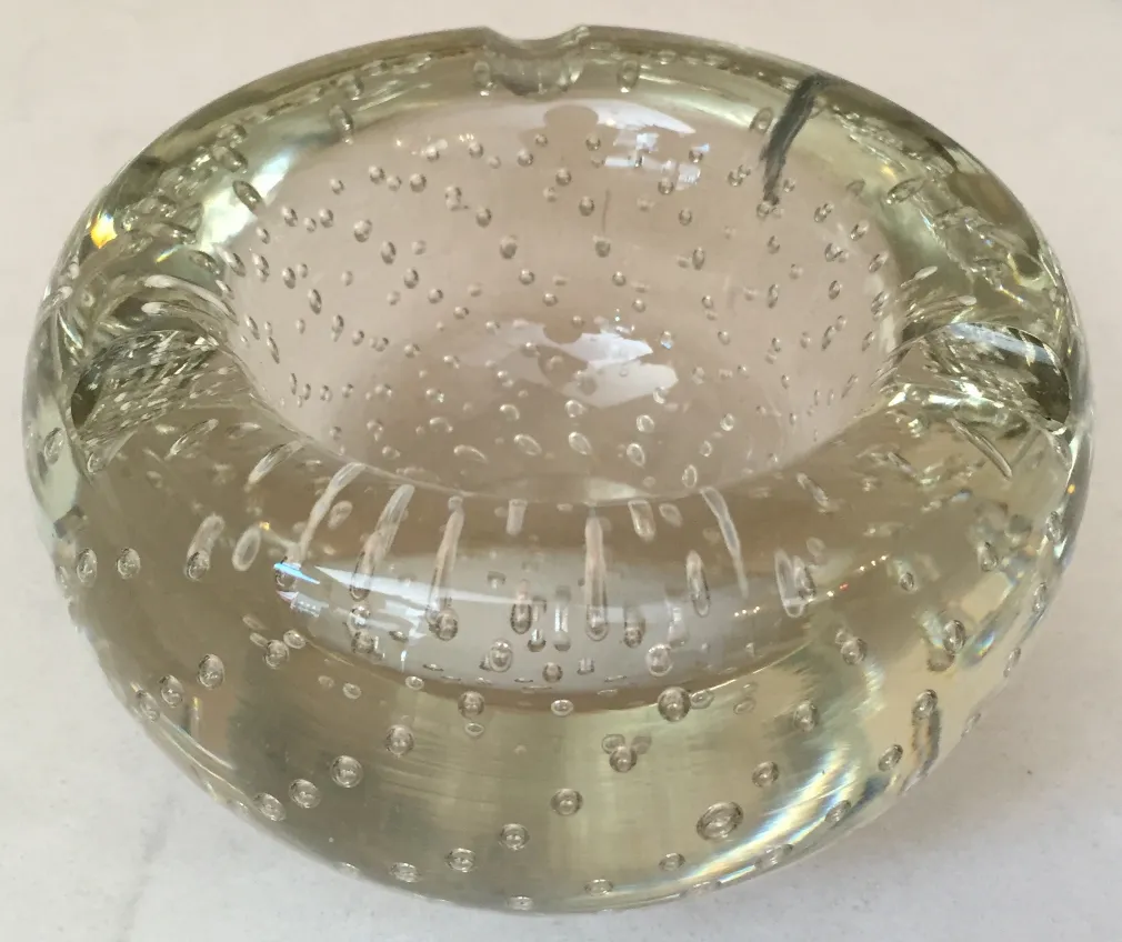 Cendrier ancien en cristal de Murano avec des bulles en évidence, idéal pour la décoration